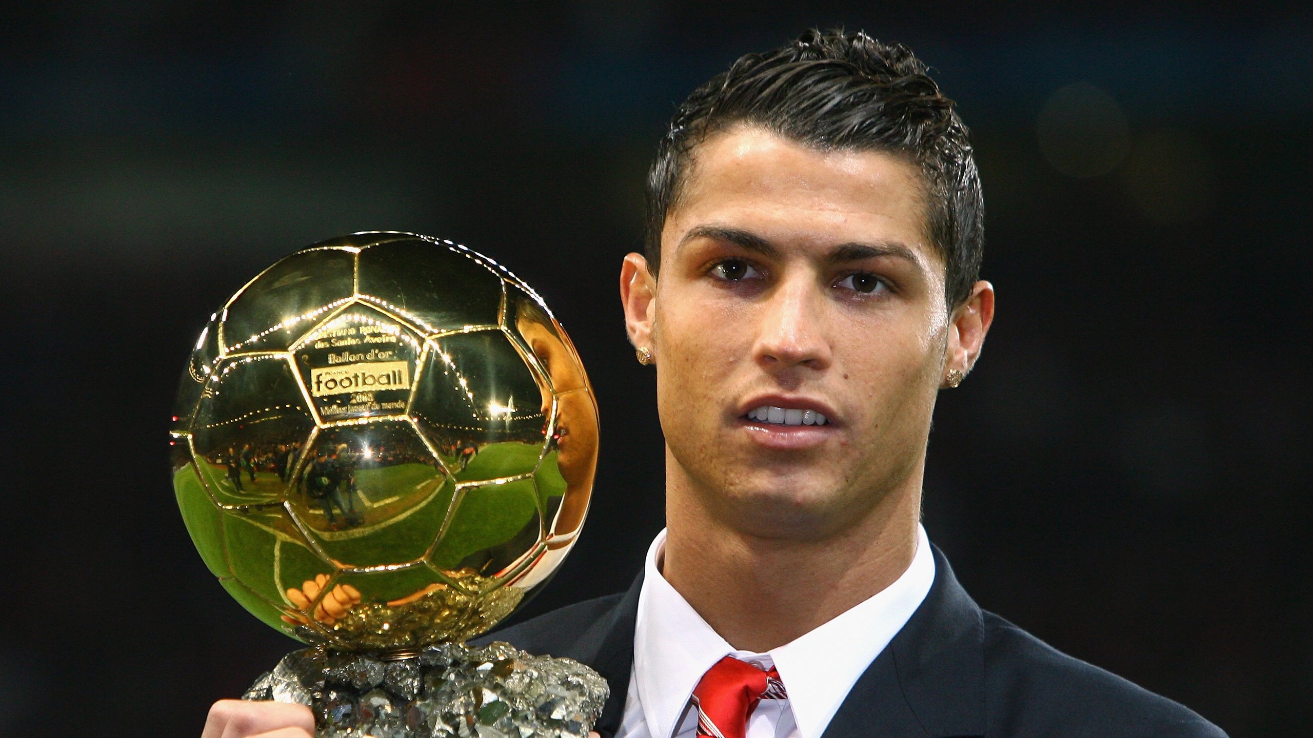 著名球员开设足球训练营，传授技巧经验，足球职业球员训练