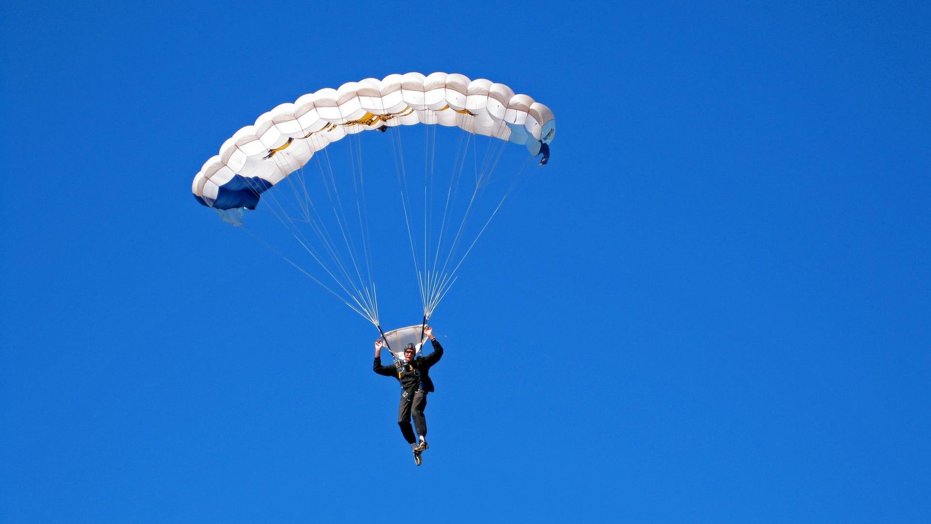 著名球员开设足球训练营,传授技巧经验,足球职业球员训练